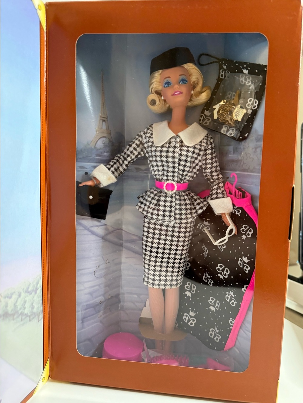 Special Edition 1995 Barbie Fashion Doll in Black, White & Hot Pink accessories - Picture 5 of 9